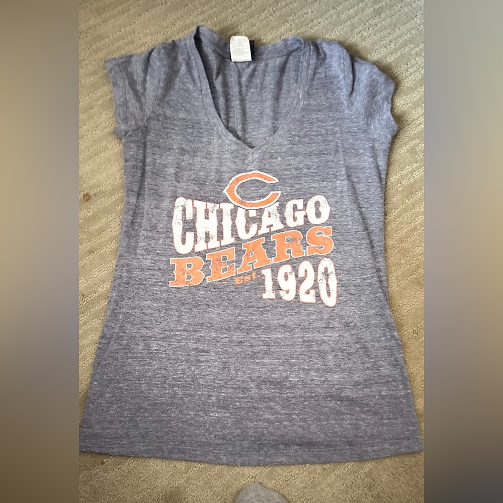 Team Apparel Chicago Bears Gray Heather V‑Neck Tee with Orange Graphic